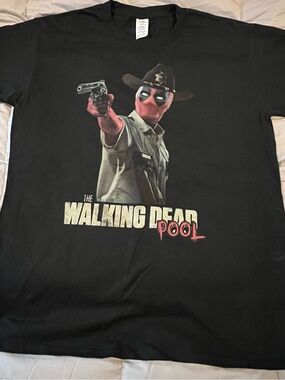 Rare- The Walking Deadpool-Deadpool Men’s Adult Medium T-Shirt